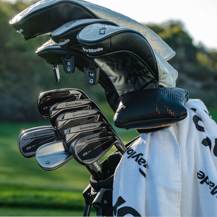 TaylorMade Qi Gunmetal 5–SW – zestaw ironów w torbie golfowej