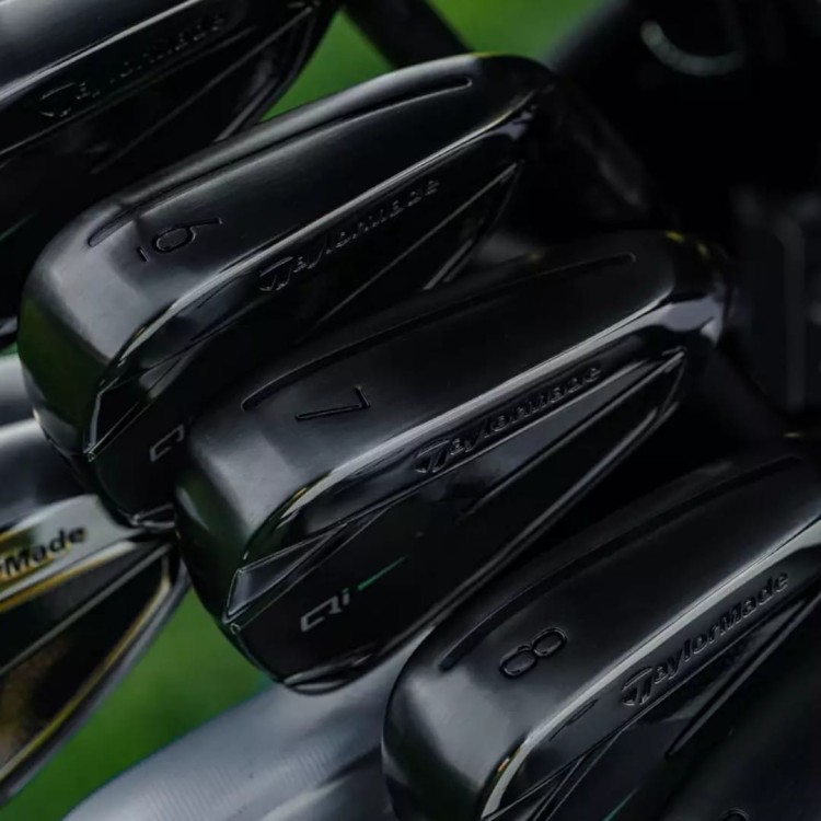 TaylorMade Qi Gunmetal – zbliżenie na wykończenie główki irona