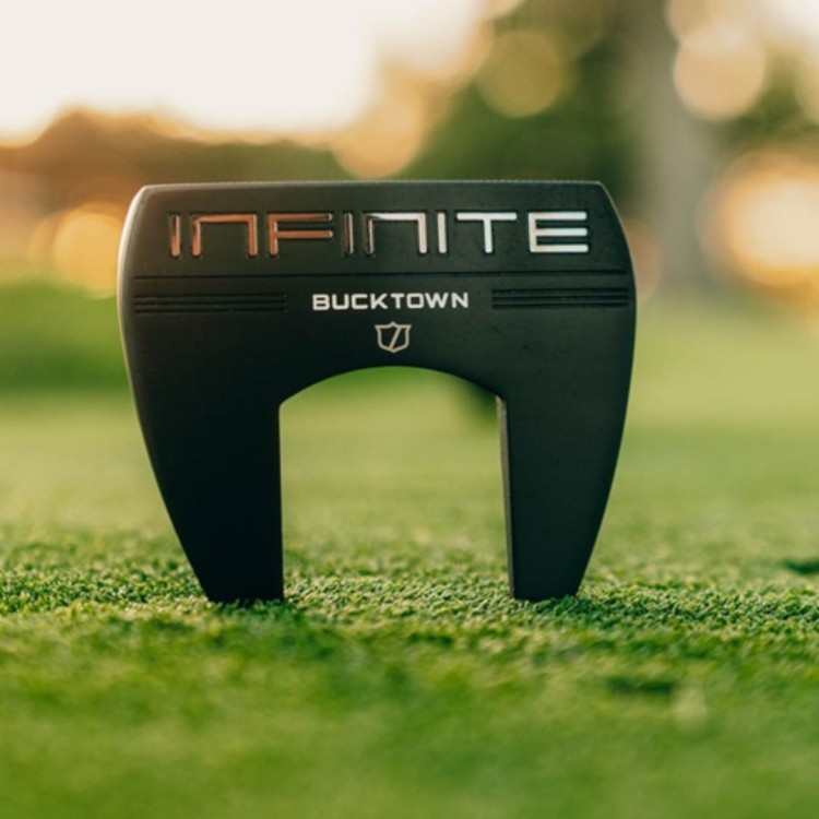 Wilson INFINITE Bucktown Putter - na trawie